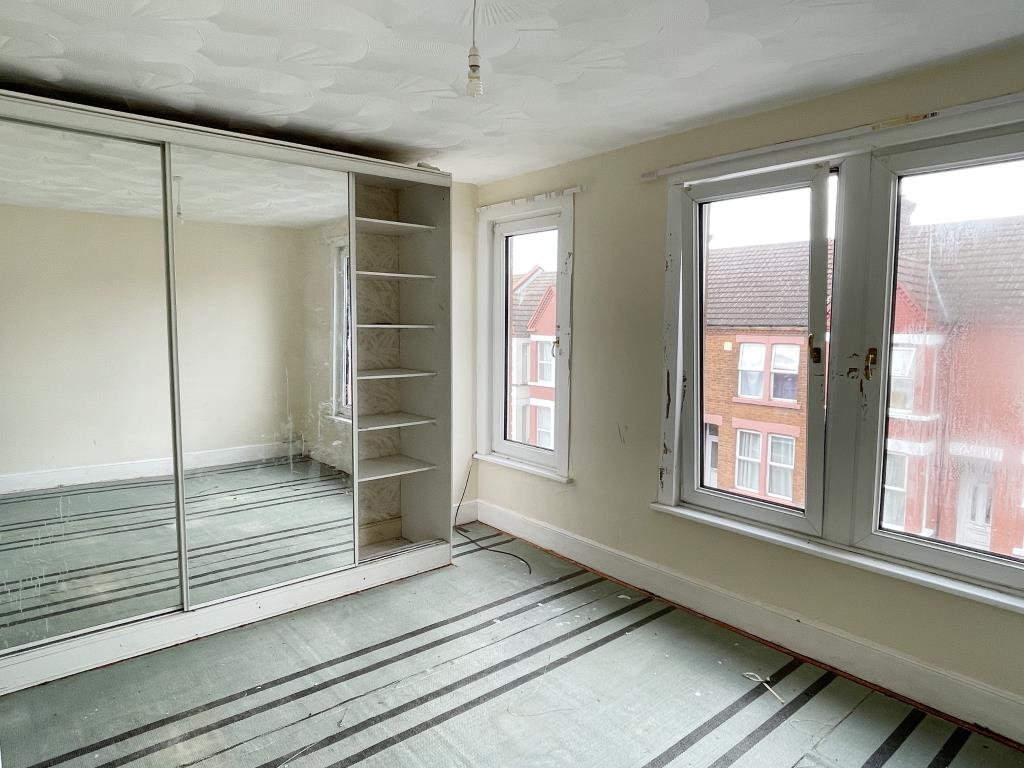 Lot: 27 - LARGE HOUSE FOR REFURBISHMENT -